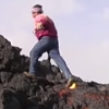 靴が燃えてる！溶岩流の上を歩く男！