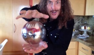 くだらないけど面白い！ボールが宙に浮く手品！