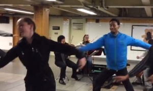 地下鉄で弦楽四重奏！通りがかったバレエダンサー集団が即興で踊り始める！