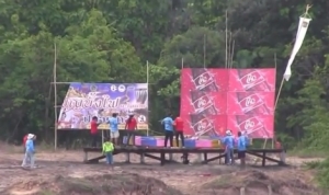 タイのロケット花火祭り！予想できない形の花火が飛んでいく様子が面白い！