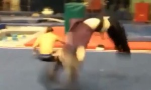 バク転をしながら服を脱いでいく男と、バック転しながら服を着ていく男! バク転をしながら服を脱いでいく男と、バック転しながら服を着ていく男!