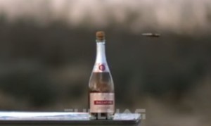 シャンパンのボトルコルクをライフルで抜く!ゴルゴ13も真っ青か!? シャンパンのボトルコルクをライフルで抜く!ゴルゴ13も真っ青か!?