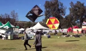 竜巻のような旋風!ローズボウル会場を襲う強風がテントを巻き上げる! 竜巻のような旋風!ローズボウル会場を襲う強風がテントを巻き上げる!