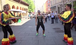 目隠しリンボーできるかな!?ノルウェーのお笑い番組のイタズラが面白い! 目隠しリンボーできるかな!?ノルウェーのお笑い番組のイタズラが面白い!