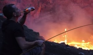 溶岩の熱で焼いたマシュマロをツマミにビールを飲む! 溶岩の熱で焼いたマシュマロをツマミにビールを飲む!