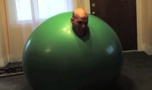 大の大人が大きな風船に入って喜ぶ様子 大の大人が大きな風船に入って喜ぶ様子