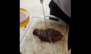 高速でステーキをスライス!物凄いスピ-ドでステーキをカットする男! 高速でステーキをスライス!物凄いスピ-ドでステーキをカットする男!