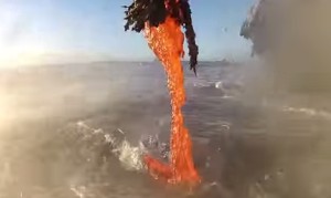 これはすごい!海に流れ落ちる溶岩の滝をGoProで至近距離撮影! これはすごい!海に流れ落ちる溶岩の滝をGoProで至近距離撮影!