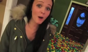 夫のイタズラ!妻の留守中に家の中をプラスチックボールで埋め尽くす! 夫のイタズラ!妻の留守中に家の中をプラスチックボールで埋め尽くす!