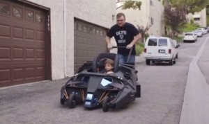 バットモービル型ベビーカーが完成!バットマン大好き一家に贈られる! バットモービル型ベビーカーが完成!バットマン大好き一家に贈られる!