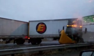 事故渋滞で停車していたら後ろでも事故!トラックが滑りながら突っ込んでくる! 事故渋滞で停車していたら後ろでも事故!トラックが滑りながら突っ込んでくる!