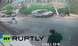 すごい反応!坂道を暴走するベビーカーから幼児を救った男! すごい反応!坂道を暴走するベビーカーから幼児を救った男!