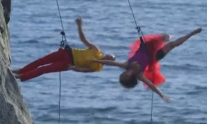崖の側面で重力に逆らう空中ダンス!登山のザイルを使って踊る二人のダンサー! 崖の側面で重力に逆らう空中ダンス!登山のザイルを使って踊る二人のダンサー!