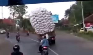 絶対倒れそうなタイのトラック。やっぱり倒れたけど思ったより粘ってた。 絶対倒れそうなタイのトラック。やっぱり倒れたけど思ったより粘ってた。