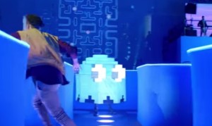 等身大のパックマン!?バドライト(ビール)のCMが未来のゲームセンターを感じさせる! 等身大のパックマン!?バドライト(ビール)のCMが未来のゲームセンターを感じさせる!