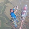 地上460メートルの電球を変える男！てっぺんで両手を離して自分撮り！