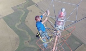 地上460メートルの電球を変える男!てっぺんで両手を離して自分撮り! 地上460メートルの電球を変える男!てっぺんで両手を離して自分撮り!