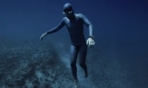 素もぐりで海流に身を任せて漂う男!ヒーリング映像としても良し! 素もぐりで海流に身を任せて漂う男!ヒーリング映像としても良し!