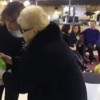 ほっこり動画！84歳のおばあちゃん、初めてのボウリング！