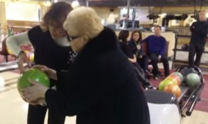 ほっこり動画！84歳のおばあちゃん、初めてのボウリング！