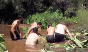 池の底に吸い込まれた大人と子供！助かった後の反応が正反対で面白い！