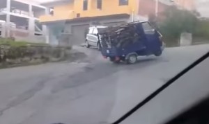 坂を上れない三輪ミニトラック！前輪が浮いちゃうので助走をつけて再チャレンジ！