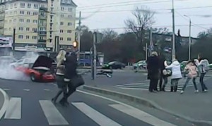 ケガ人無し！歩行者に突っ込みそうになるロシアの赤い車！