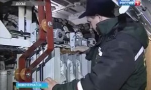 仕事のフリしてるのがテレビに映って大騒ぎに発展！電気機関車整備の男！