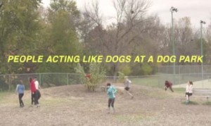 ドッグパークで犬っぽい演技をする人間達！