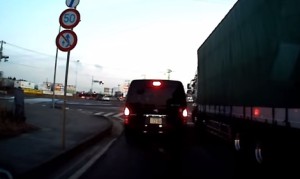 うわっ！前の車のトランクが開いて子供が落ちた！子供を守るために撮影者がとった称えられるべき6つの行動！