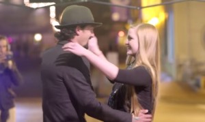 踊れカップル！バレンタインデーのプチドッキリ！赤いボタンを押すと即席ダンス会場が現れる！