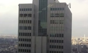 地震で揺れる東京の超高層ビル。ビルがしなる様子を確認してみよう！