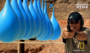 水風船が何個あれば銃弾を止められる？ピストルの弾丸おもしろ実験！