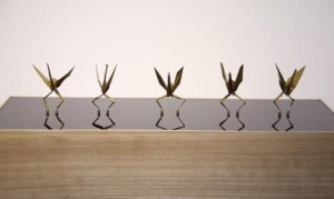 うごく折り紙が踊りすぎ！みんな知ってる鶴が奇妙な動きでダンシング！