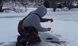 氷の穴から鳥が釣れた！氷上釣りで驚きの釣果！