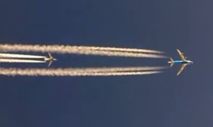 ナイスショット！ボーイング737を追い越すボーイング747を真下から！