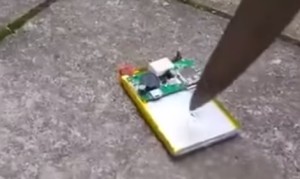 ポケットの中の爆弾!スマホのバッテリーにナイフを刺すと!? ポケットの中の爆弾!スマホのバッテリーにナイフを刺すと!?