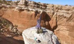 絶壁ヨガ!高い岩山の上でヨガをする女性! 絶壁ヨガ!高い岩山の上でヨガをする女性!