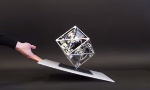 科学怖い!一人で斜めに立ち上がって押しても倒れない立方体! 科学怖い!一人で斜めに立ち上がって押しても倒れない立方体!