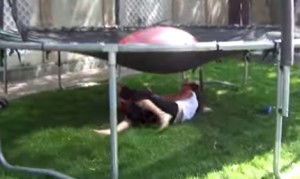 これ楽しそう！トランポリンの下で巨大な水風船が割れるのを待つ子供達！