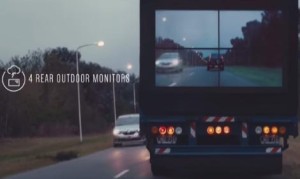 追い越し事故が減る！？トラック後部のモニターが前方の様子を映しだす！