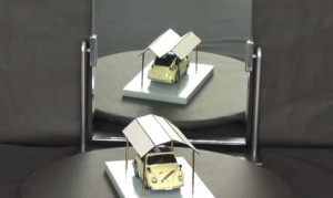 錯覚すごい！鏡に映すと形が変わるガレージの屋根！