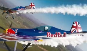 二機の飛行機が格納庫を時速300kmで飛び抜ける！RED BULLのスペシャル映像！