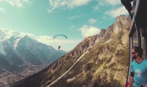 真の飛び込み乗車！パラシュートで時速80kmの空中ケーブルカーに入る男！