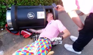 ごみ箱に頭を食べられるゴルファー