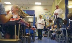 給食の時間にサプライズオペラ！小学校で素敵なドッキリ！