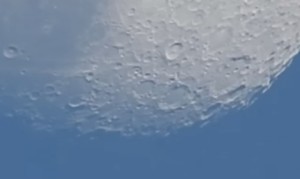 光学83倍ズーム凄すぎ！昼の月面をデジカメ「Nikon COOLPIX P900」で動画撮影！