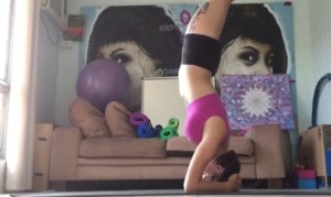 ヨガを邪魔しちゃった猫