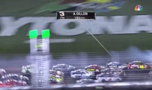 デイトナ大規模クラッシュ！オースティンディロンの車がフェンスに飛ぶ！