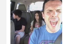 車で歌おうとした娘がパパに邪魔されて剣を抜く